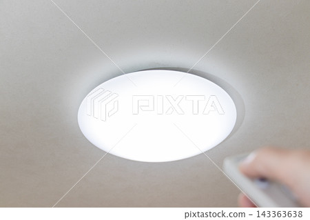 使用遙控器開啟吸頂燈。 使用遙控器開啟吸頂燈。 143363638
