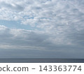 初秋的天空烏雲密布，海面平靜。 143363774