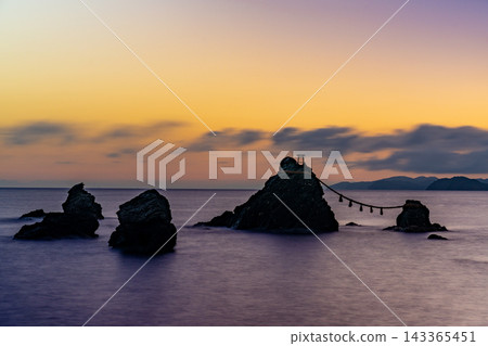 [Mie Prefecture] Sunrise at Meotoiwa (Married Couple Rocks) in Ise Futamiura 143365451