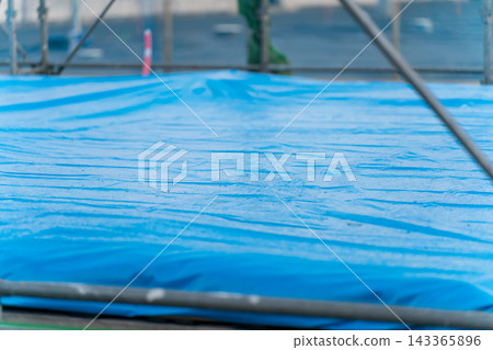 用藍色防水布蓋住地基。 用藍色防水布蓋住地基。 143365896