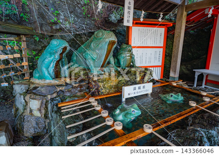 [三重縣] 二見浦、二見置玉神社、水盆、實現願望的青蛙 143366046