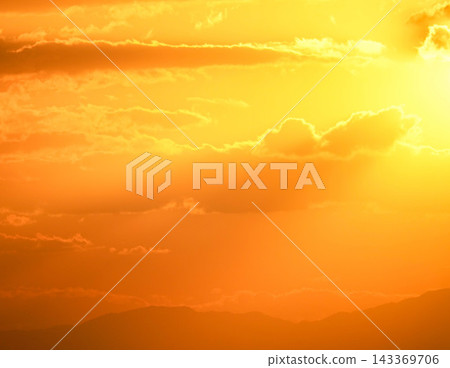 傍晚時分,西方的天空沐浴在金色的陽光中,構成了一幅簡潔的風景畫。 傍晚時分,西方的天空沐浴在金色的陽光中,構成了一幅簡潔的風景畫。 143369706