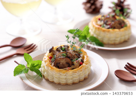 Mushroom pie, mini mushroom pie Mushroom pie, mini mushroom pie 143370653