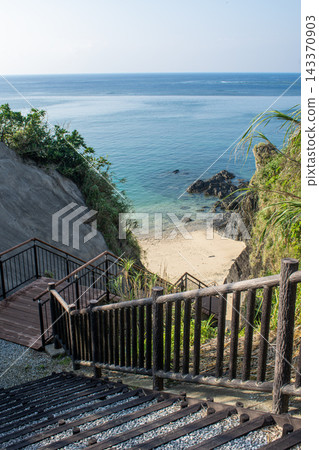 沖繩縣東村長濱海灘:通往大海的階梯 沖繩縣東村長濱海灘:通往大海的階梯 143370903