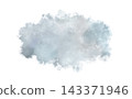 柔和的灰藍色水彩雲霧紋理素材漂浮在白色背景上。 143371946