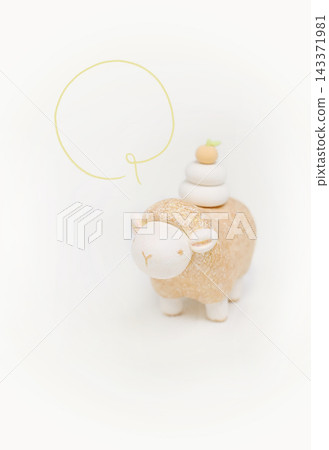 一張新年賀卡，上面畫著一隻羊，羊背上放著鏡餅（年糕供品）；沒有文字。 143371981
