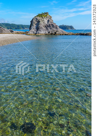 岩手縣宮古市淨土濱海灘:清澈見底的海水和獨特的岩石構造-受東日本大地震影響地區的美麗海岸景觀。 岩手縣宮古市淨土濱海灘:清澈見底的海水和獨特的岩石構造-受東日本大地震影響地區的美麗海岸景觀。 143372028