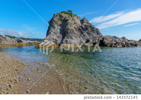 岩手縣宮古市淨土濱海灘清澈見底的海水和獨特的岩石地形:受東日本大地震影響地區的海岸風光。 岩手縣宮古市淨土濱海灘清澈見底的海水和獨特的岩石地形:受東日本大地震影響地區的海岸風光。 143372145