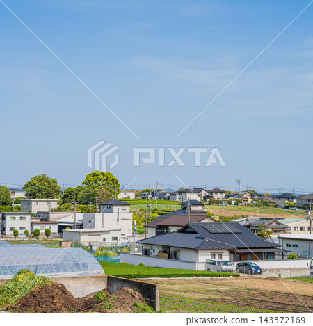 (1:1)晴空萬裡下,靜岡縣磐田市城鎮和住宅區的寧靜景象 (1:1)晴空萬裡下,靜岡縣磐田市城鎮和住宅區的寧靜景象 143372169