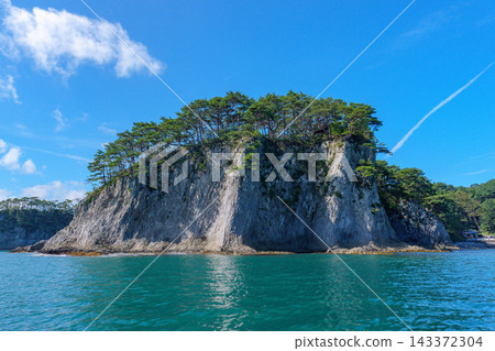 岩手縣宮古市淨土濱海灘:清澈見底的海水和獨特的岩石構造-受東日本大地震影響地區的美麗海岸景觀。 岩手縣宮古市淨土濱海灘:清澈見底的海水和獨特的岩石構造-受東日本大地震影響地區的美麗海岸景觀。 143372304