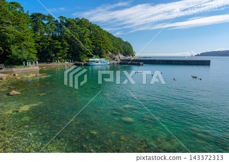 岩手縣宮古市淨土濱海灘：清澈見底的海水和獨特的岩石構造－受東日本大地震影響地區的美麗海岸景觀。 143372313