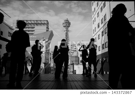大阪街擠滿了拍照的遊客。 大阪街擠滿了拍照的遊客。 143372867