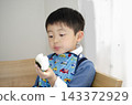 A child 143372929