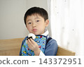 A child 143372951