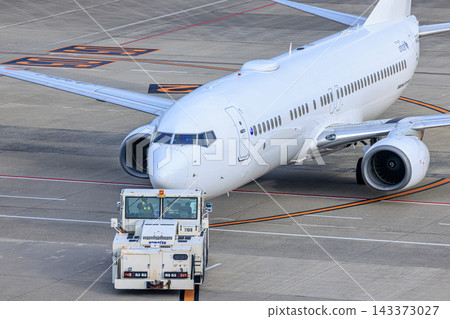 一架客機和一輛牽引車準備起飛。 一架客機和一輛牽引車準備起飛。 143373027