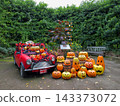 A red classic car and festive Halloween decorations 143373072