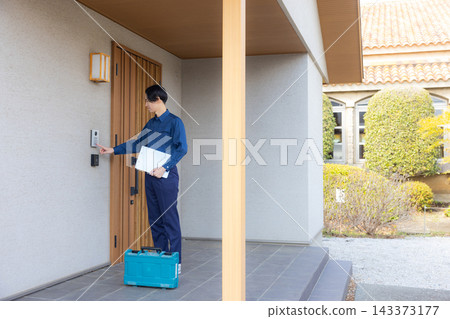 一名身穿工作服的男子正在檢查住宅設備。 143373177