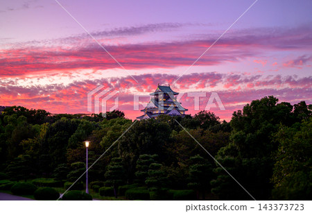 大阪城染成夕陽 143373723