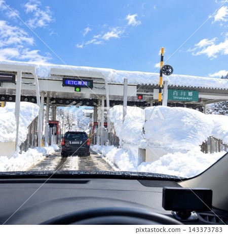 An ETC gate at the Shirakawa-go Interchange on a highway in a heavy snowfall area, and a snowy landscape (from the driver's perspective). An ETC gate at the Shirakawa-go Interchange on a highway in a heavy snowfall area, and a snowy landscape (from the driver's perspective). 143373783