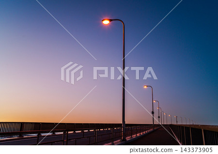 夕陽下懷舊的浪早橋 143373905