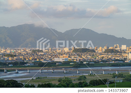 日落之前，從島田市一側眺望島田大橋和遠處藤枝市寧靜的城鎮景觀（靜岡縣）。 143373907