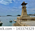 鞆之浦的象徵：常年懸掛的燈籠和瀨戶內海寧靜的港口景色。 143374329