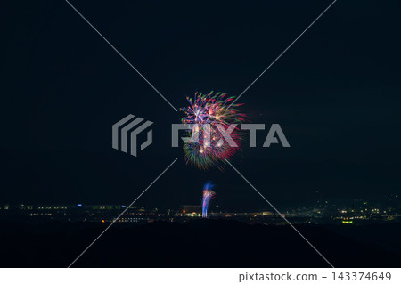靜岡縣袋井市的袋井遠州煙火大會,將夜空裝點得絢麗多彩。 靜岡縣袋井市的袋井遠州煙火大會,將夜空裝點得絢麗多彩。 143374649