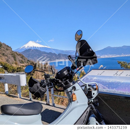 從薩塔峠眺望富士山和駿河灣,摩托車 從薩塔峠眺望富士山和駿河灣,摩托車 143375239