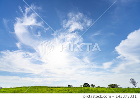 夏天的藍天、白雲和草地 143375331