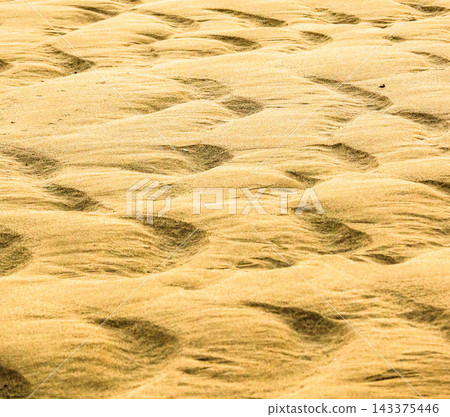 A uniquely designed sandy beach I saw on a coast in the Seto Inland Sea. 143375446