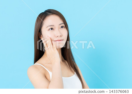 年輕女性的皮膚護理 143376063