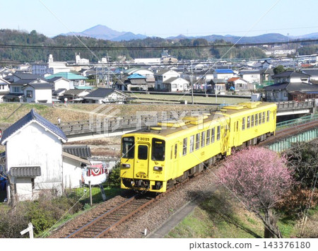 一列 KiHa 125 型列車行駛在久大本線上,駛過舊景月川橋,這座橋在 2011 年 3 月被暴雨沖毀(大分縣日田市)。 一列 KiHa 125 型列車行駛在久大本線上,駛過舊景月川橋,這座橋在 2011 年 3 月被暴雨沖毀(大分縣日田市)。 143376180