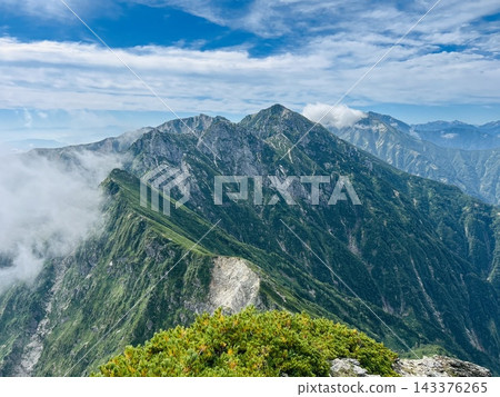 雲層聚集在鎌倉北脊。 143376265