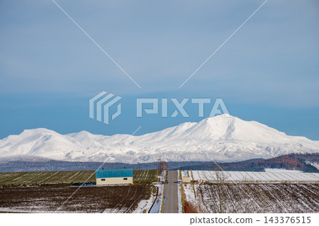 Snow-covered farmland and snow-capped mountains: Daisetsuzan Snow-covered farmland and snow-capped mountains: Daisetsuzan 143376515