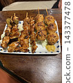 一盤烤雞肉串（包括雞肉蔥串和雞肉丸） 143377478
