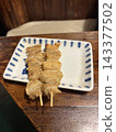 兩串烤雞皮（香味撲鼻）盛於盤中。 143377502
