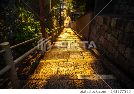 落日餘暉灑在口輪坡的石階上。 143377533