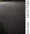 夜晚路燈照亮的柏油路面 143377589