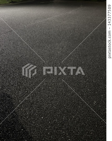 夜晚路燈照亮的柏油路面 夜晚路燈照亮的柏油路面 143377589