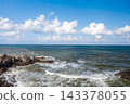 眼前是一片海景，藍天白雲，日本海的地平線綿延不絕。 143378055