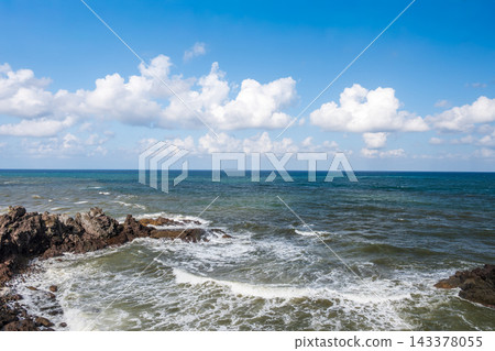 眼前是一片海景，藍天白雲，日本海的地平線綿延不絕。 143378055