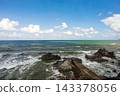 眼前是一片海景，藍天白雲，日本海的地平線綿延不絕。 143378056