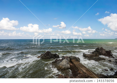 眼前是一片海景,藍天白雲,日本海的地平線綿延不絕。 眼前是一片海景,藍天白雲,日本海的地平線綿延不絕。 143378056
