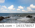 眼前是一片海景，藍天白雲，日本海的地平線綿延不絕。 143378057