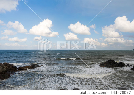 眼前是一片海景,藍天白雲,日本海的地平線綿延不絕。 眼前是一片海景,藍天白雲,日本海的地平線綿延不絕。 143378057