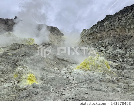 硫磺火山爆發的濃煙和黃色硫磺。 硫磺火山爆發的濃煙和黃色硫磺。 143378498