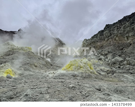 硫磺火山爆發的濃煙和黃色硫磺。 硫磺火山爆發的濃煙和黃色硫磺。 143378499