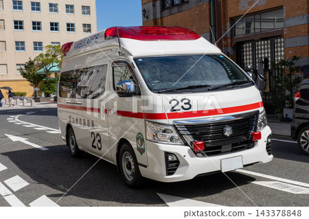 救護車駛過城市 143378848