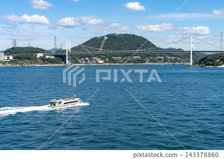 一艘觀光船正駛過關門橋。 一艘觀光船正駛過關門橋。 143378860