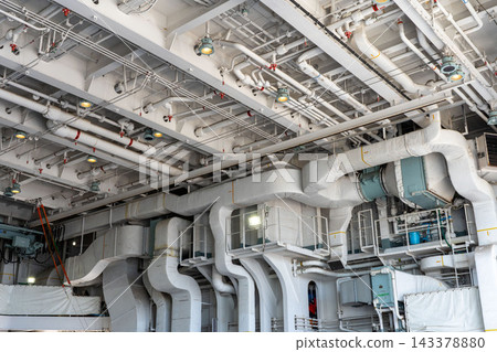 白瀨號破冰船機庫內複雜的管線系統 白瀨號破冰船機庫內複雜的管線系統 143378880